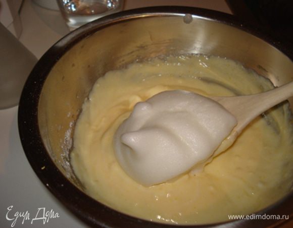 Отдельно взбить белки до устойчивых пиков. И вмешать их в массу из желтков и рикотты.