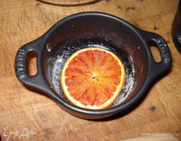 Апельсин помыть и порезать на тонкие кружочки. На дно формочки положить апельсин 