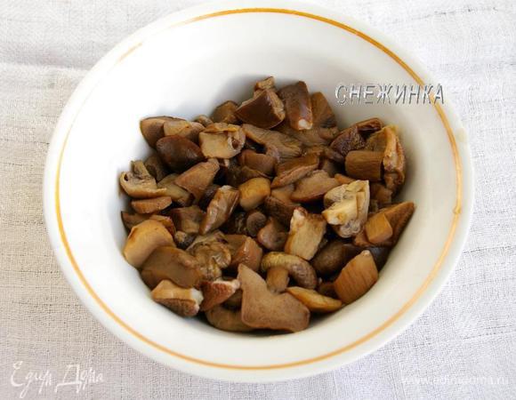 Грибы отвариваем в подсоленной воде 30 минут. Нарезаем крупными кусочками или пластинками, если шампиньоны.
