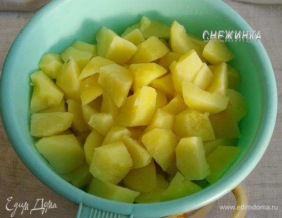 Картофель чистим, нарезаем крупными кусками и варим до готовности в подсоленной воде, уйдёт 10-15 минут. Откидываем на дуршлаг, чтобы стекла вся жидкость.