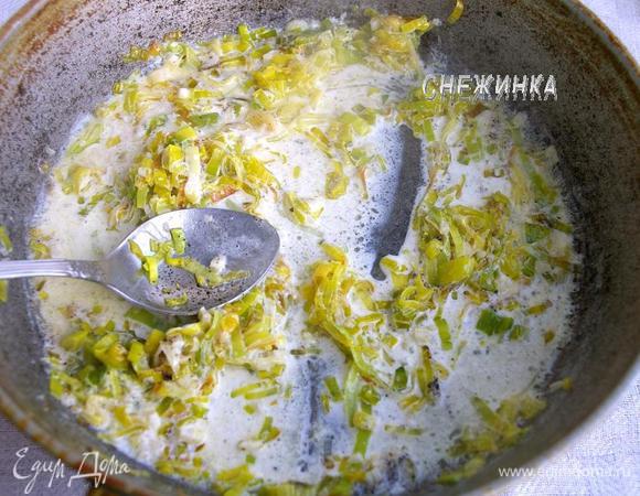 Вливаем сливки, перчим, кладём мускатный орех, перемешиваем, нагреваем. Пробуем и солим по вкусу.