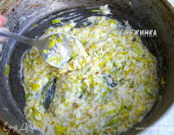 Сыр натираем на мелкой тёрке. Кладём в сковороду 2/3 сыра. Помешивая, доводим до густоты.