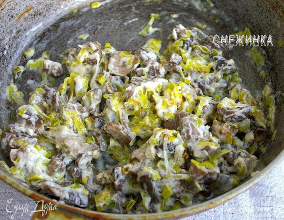 Кладём в соус грибы, перемешиваем, прогреваем. Снимаем с огня.