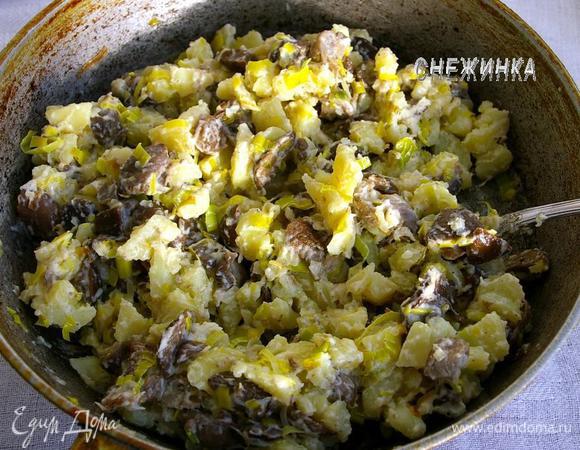 Картофель, порезав небольшими кусочками (можно это сделать прямо в сковороде), обжариваем на растительном масле до лёгкой корочки и добавляем к грибной массе. Всё хорошо перемешиваем. Остужаем.