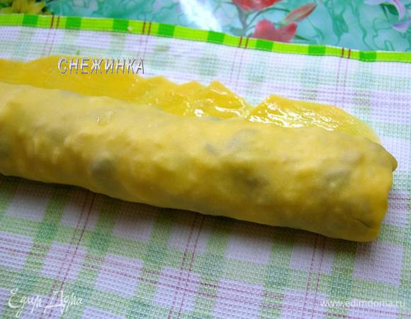 При помощи полотенца, потому что тесто тонкое, сворачиваем рулет, загнув бока. 1 ст.л. сливочного масла растапливаем. Свободный край смазываем сливочным маслом и закрепляем.