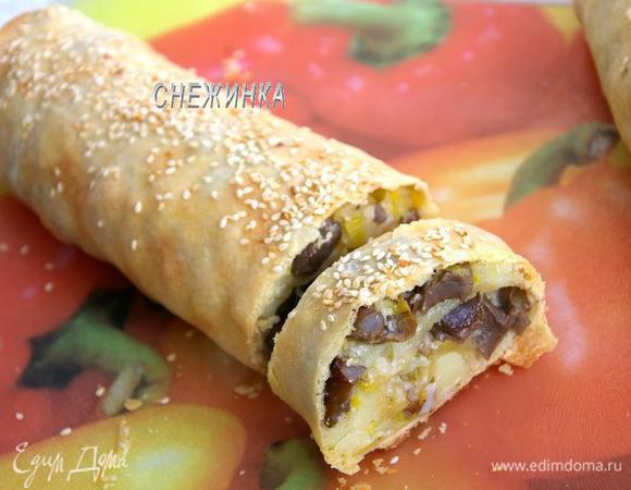 Выпекаем штрудель при 180С 40 минут. Тесто сверху станет хрустящим и слегка зазолотится. Снимаем штрудель с противня, даём немного отлежаться и можно нарезать.