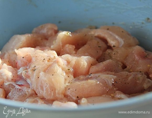 Куриные грудки нарезать небольшими кусочками, посолить и добавить соду, специи. Лимонным соком хорошо сбрызнуть грудки, добавить крахмал. Оставить на 15 - 20 минут, затем каждый кусочек обвалять в муке.