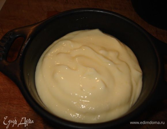  залить тестом.Выпекать 40 - 50 мин. или до коричневого цвета.