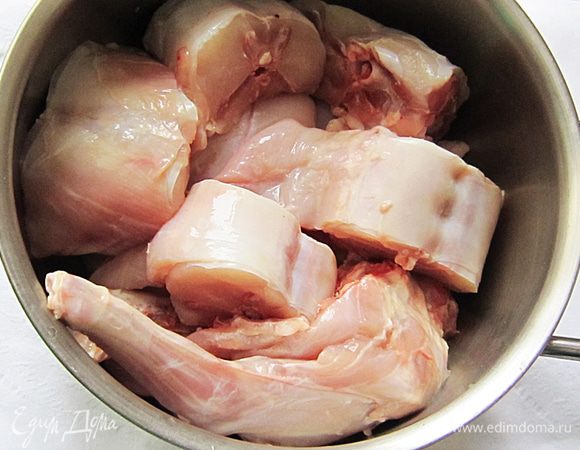 Кролика тщательно промыть, обсушить и разрезать на 8 порционных кусков. Посолить.