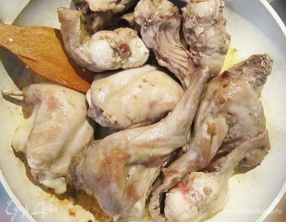 В большой глубокой сковороде разогреть 2 ст. л. оливкового масла. Обжарить куски кролика, по 5 мин. с каждой стороны. 