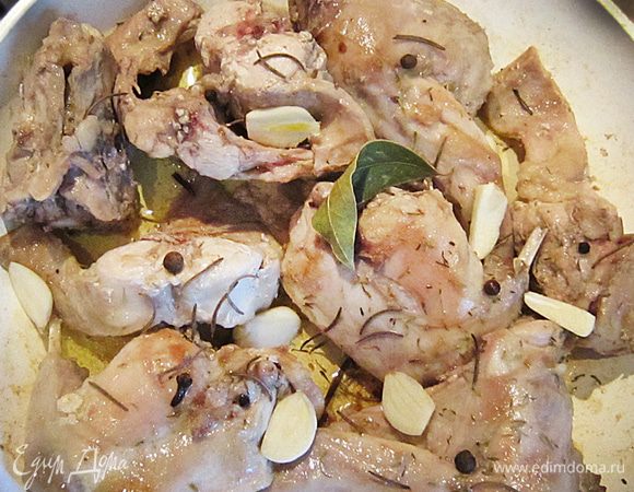 К кролику  добавить лавровый лист, черный и душистый перец, чеснок, гвоздику, розмарин и тмин. 