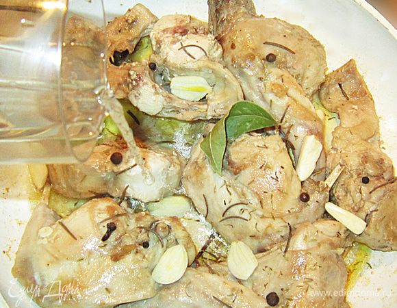 В сковороду с кроликом влить вино. Накрыть крышкой и тушить на небольшом огне около 1,5 ч. Время от времени необходимо переворачивать куски кролика.