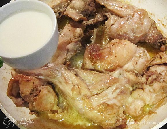 Затем влить в кастрюлю сливки, вновь накрыть крышкой и готовить еще 10 мин.Затем выложить кролика в отдельную ёмкость и закрыть крышкой.