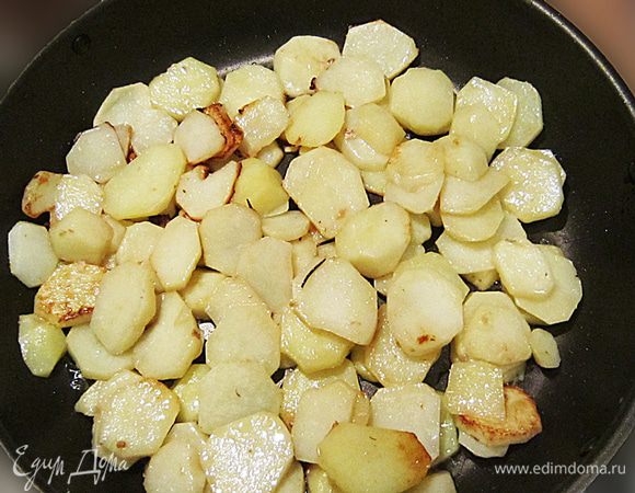 Разогреть в сковороде, в которой обжаривались куски кролика, оставшееся масло. Обжарить немного кружочки картофеля (около 5 мин), подсолить.