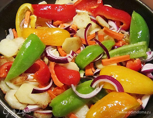 Добавить морковь, перец и лук. Готовить еще 5 мин постоянно помешивая на среднем огне.