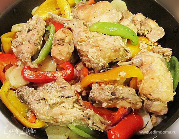 Кролика вернуть в сковороду к овощам и тушить все вместе около 30 мин, добавив по вкусу соль и черный молотый перец.