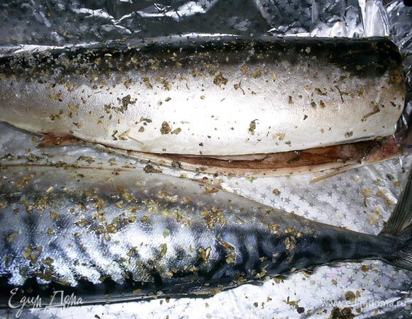 Вам понадобится свежая или предварительно размороженная скумбрия. Рыбу помойте, удалите голову и внутренности. Тушки натрите солью и приправой для рыбы внутри и снаружи. Отправьте в прохладное место мариноваться на 20–30 минут.