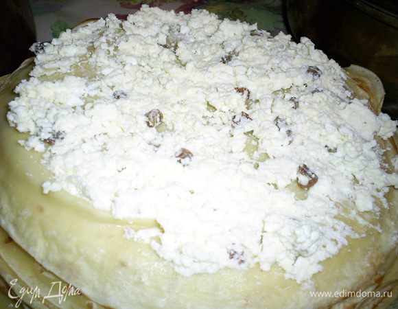 Выложите полученную начинку на блинчик и распределите равномерным слоем, немного не доходя до краев. На один блинчик я кладу полную столовую ложку творога.