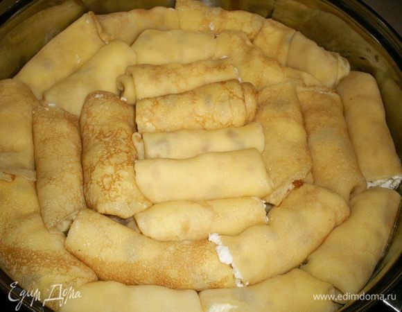 К этому моменту уже должна быть готова сковорода для налистников, желательно с толстым дном. На ней предварительно растопите примерно 50 г сливочного масла. Готовые налистники выложите на сковороду швом вниз как можно плотнее. Из приведенного количества продуктов у меня получается 2 сковороды с налистниками. На каждой сковороде я выкладываю только по одному слою. Диаметр сковороды 26 см.