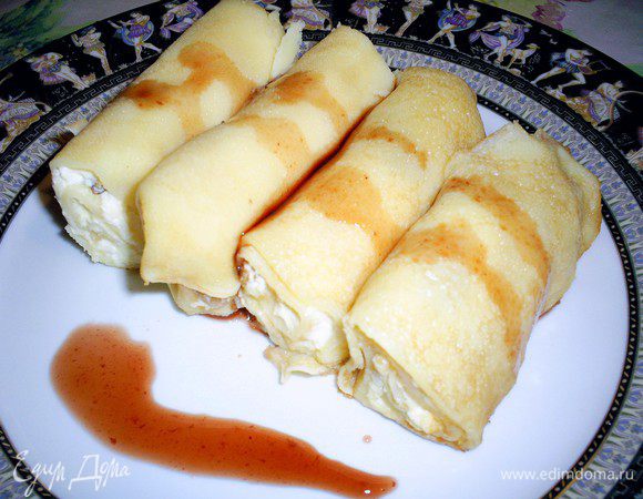 Заполненную сковороду отправьте на средний огонь, как только налистники хорошо прогреются, добавьте 3–4 ст. л. воды, накройте сковороду крышкой и убавьте огонь до минимума. Тушите под закрытой крышкой примерно 15 минут. Крышку лишний раз желательно не открывать, но следите, чтоб налистники не подгорели. Вот и все. Приятного аппетита!