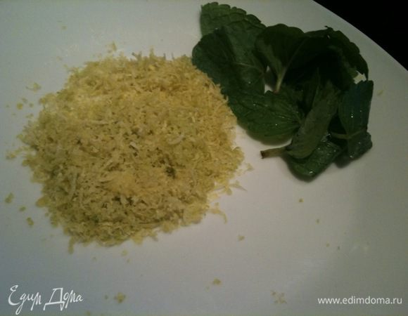 Натереть цедру из 1.5 лимонов, подготовить листики мяты...