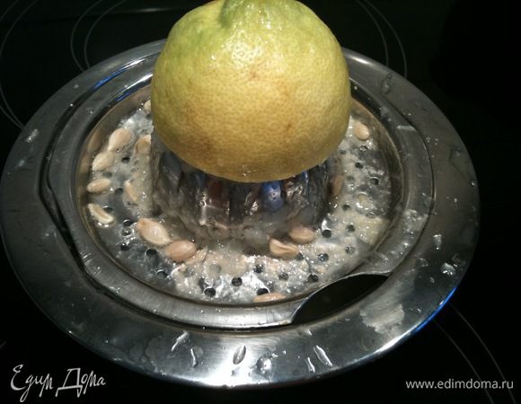 Выдавить сок из лимонов, главное чтобы в него не попали косточки. У меня ушло 4 лимона...