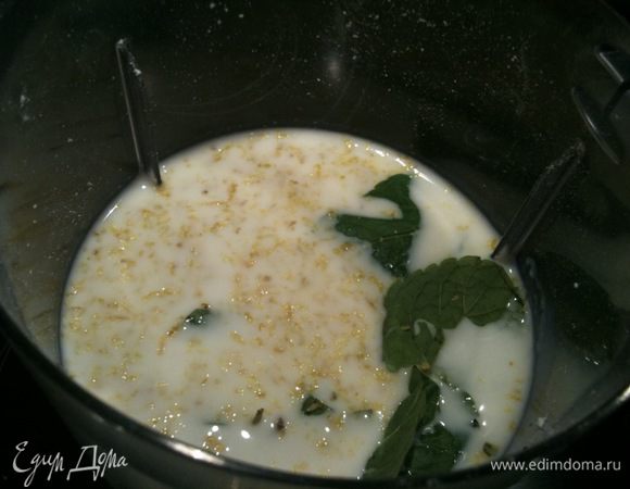 В чашку блендера налить молоко, добавить сахарную пудру, цедру и мяту, начать взбивать...