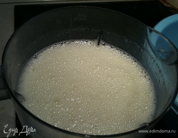 В процессе взбивания тонкой струйкой влить лимонный сок. В общей сложности взбивать около 3-4 минут...