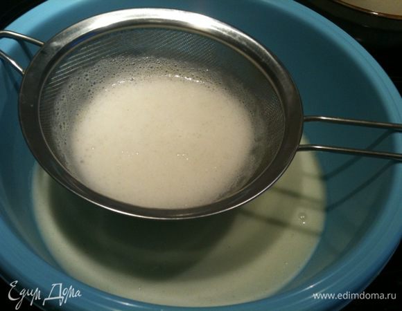 Процедить полученную смесь через мелкое сито...