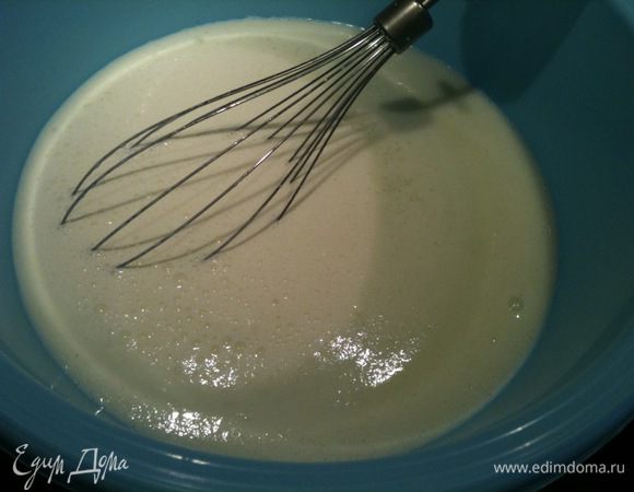 В процеженную смесь влить взбитые сливки...