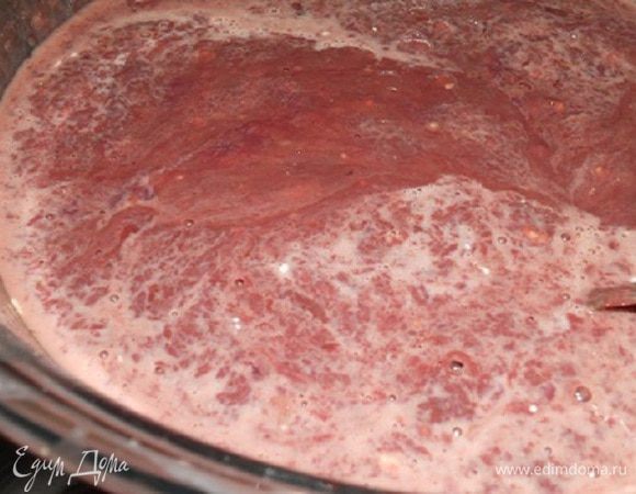 Печень и лук 1 шт. перекрутить на мясорубку, добавить 2 яйца, молоко, муку, посолить и перемешать.