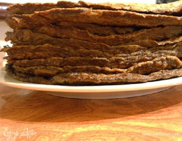 Из готовой смеси нужно испечь тонкие блинчики. Выкладываем на сковороду по 5 ст.л. смеси и разравниваем по сковороде ложкой, печем с двух сторон.