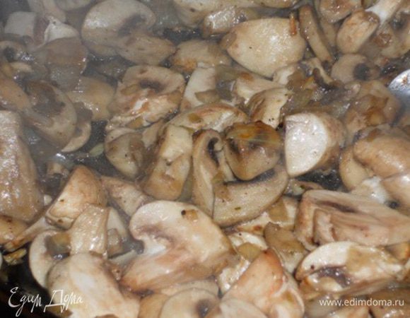 Добавляем грибы и также обжариваем.