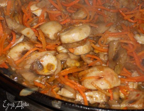 Добавляем морковь, посолить и поперчить по вкусу, и также немного обжарить. Затем снять с огня и остудить.