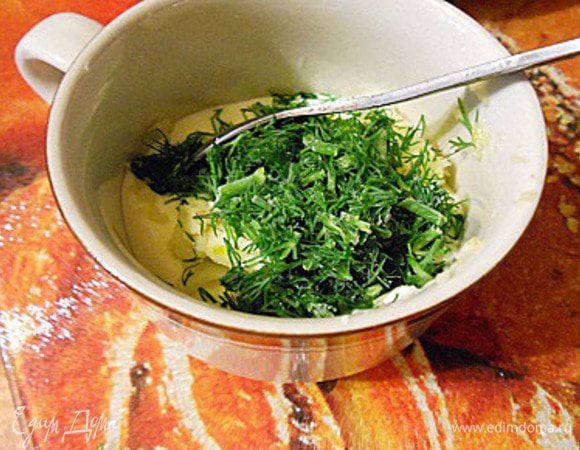 Теперь делаем майонез для смазывания коржей. В майонез добавить чеснок через пресс и порубленный укроп, перемешать и дать настояться 10 минут.