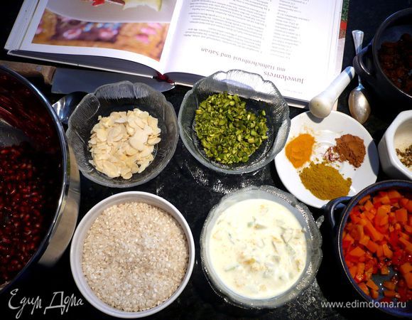 Приготовим все компоненты. Из граната извлечем зернышки и отставим в сторону. Сначала я планировала использовать авокадо, смешав его с мякотью и цедрой апельсина и добавив йогурт, но впоследствии, попробовав рис, поняла, что от этой идеи придется отказаться, так рис имеет настолько богатый вкус, что дополнительный вкус ему совсем не нужен. Морковь и перец смешать с ложечкой меда.