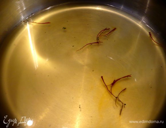 Около 100 мл горячего бульона смешаем с ниточками шафрана, нагреем на медленном огне и отставим в сторону.