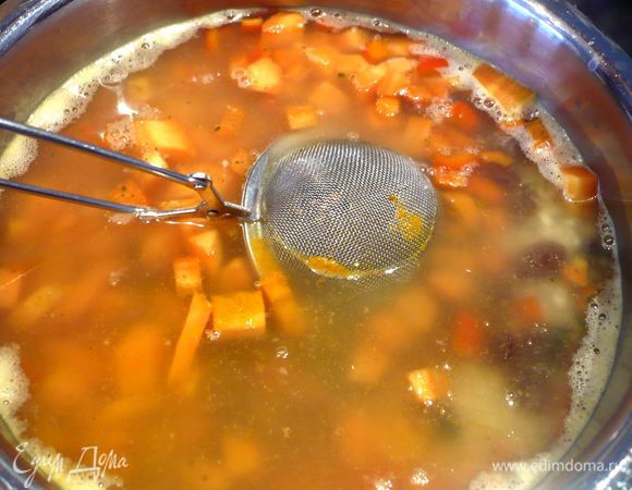 Рис зальем оставшимся бульоном, добавим морковь, сладкий перец, изюм, куркуму и кардамон, положенный в ложку для заваривания чая, также положим палочку корицы, нагреем до кипения и оставим вариться на 10 минут под крышкой на медленном огне. Снимем с огня, достанем кардамон и корицу, перемешаем и оставим под крышкой на 10 минут «париться» до готовности.