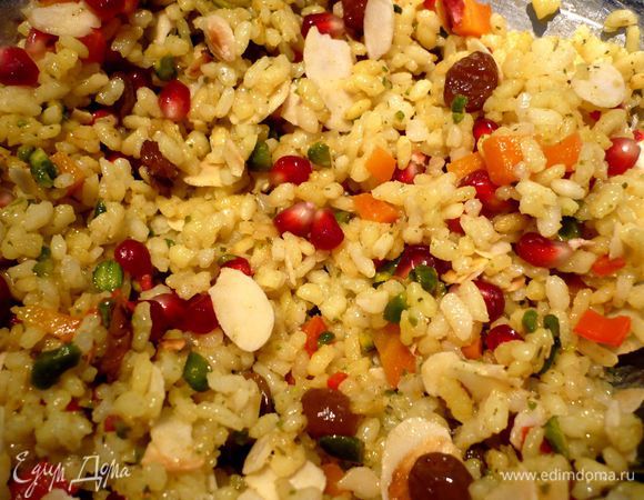 Теперь осталось только смешать наш рис с цедрой апельсина, гранатом, лепестками миндаля и фисташками. Приятного аппетита!