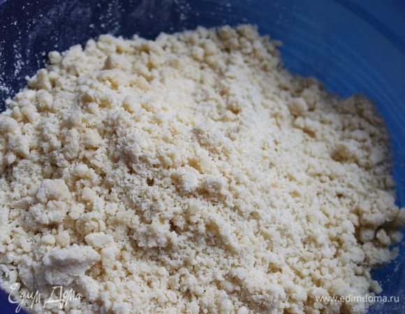 Перемешиваем все продукты для теста, сразу муку всю не добавляем, нужно чтобы получилась крошка.