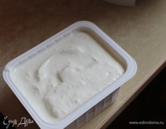 Теперь готовим наши начинки, для творожной нам нужен творог. У нас он вот такой жидкий, протертый. Если у вас зернистый - то его надо перекрутить 2 раза через мясорубку.