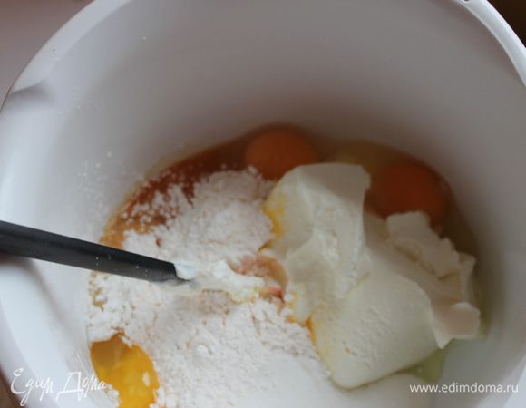 Итак смешиваем творог, сливки, сахар, сухой пакет пудинга, 4 яйца и еще цедра с лимона, у нас она есть в пакетах, но можно самим сделать. Я не добавляла, просто забыла... Все хорошенько взбиваем.