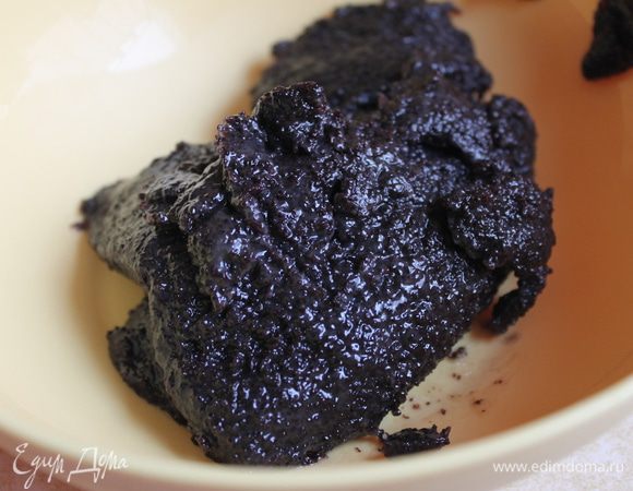 Это готовая маковая начинка, но можно ее сделать самим. Нам надо: 125 мл молока или воды,125 г сахара, 150 г мака, 2 ложки меда. Молоко и сахар варим 5 минут, добавим  мак, мед и варим, еще минуты 3, пока масса не загустеет, даем массе остыть. В готовую начинку добавляем яйца, хорошо размешиваем,  это того мака мне было мало... я добавила еще немного.