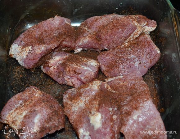 Кусочки свинины обсыпать чили перцем.
Разогреть сковороду на средне-высоком огне, добавим 1 стол. л. оливкового масла. И обжарим свинину примерно 4 мин. После свинину обжаренную выложим на тарелку.