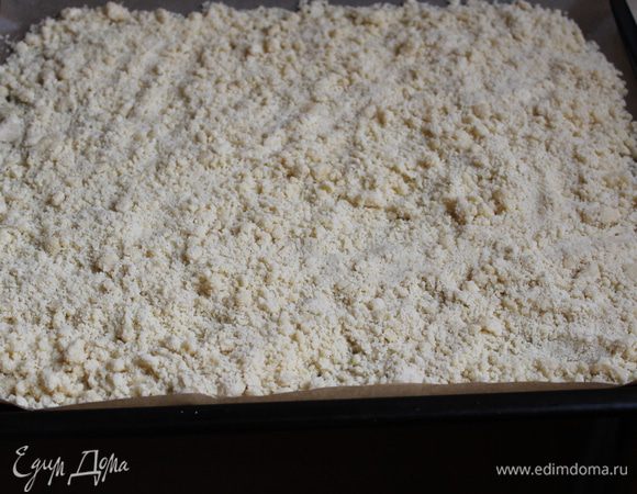 Берем лист размером 30 на 38... можно и поменьше (лист лучше брать с бортами) тогда выпечка будет не такой тонкой. Застилаем его пекарской бумагой. Насыпаем 2/3 сухой смеси и слегка утрамбовываем, и кладем сверху мак.