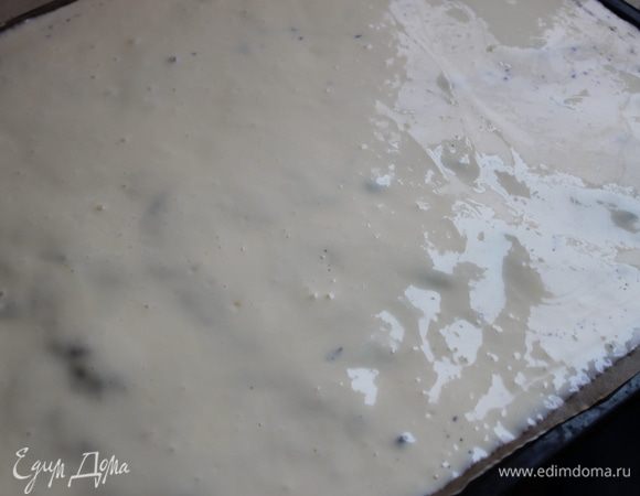 Заливаем его творожной массой...