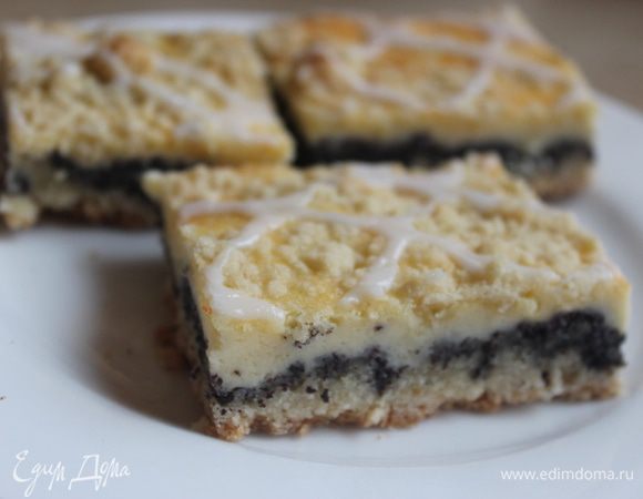 Готовый кухен ставим остывать на 2 часа. Затем разводим 100 г сах. пудры и 2 ст. л. сливок и поливаем его хаотически. Режем на квадратики и подаем к чаю. Приятного аппетита.