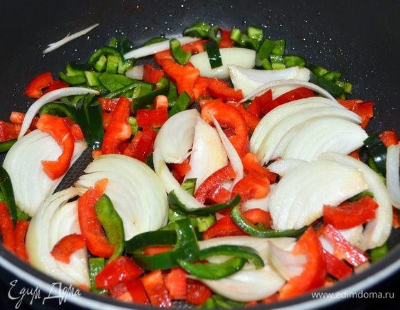 Добавим в сковороду 1 стол. л. оливкового масла, затем поблано перец, красный перец, лук дольками. И готовим примерно 5 мин. на средне-высоком огне.