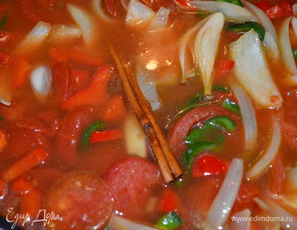 Добавим томаты из банки, бульон и палочку корицы. Доведем до кипения, убавим огонь и оставим тушится на средне-низком огне, закрыв крышкой, примерно 10 мин.