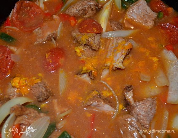 Затем добавим свинину с тарелки, апельсиновую цедру и апельсиновый сок. Откроем крышку и оставим тушится примерно 5 мин. Перед подачей уберем палочку корицы из блюда.